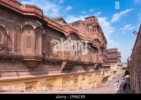 Jodhpur, Rajasthan, Indien- 17.10.2019 : Jhanki Mahal, für königliche Frauen, um königliche Besitztümer von den Fenstern aus zu sehen, oder Jharokha, Steinfensterarchitektur Stockfoto