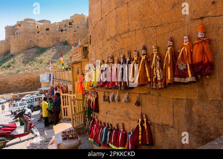 Jaislamer Fort, Rajasthan, Indien - 13.10.2019 : traditioneller König und Königin, Raja Rani genannt, handgefertigte Puppen oder Katputli-Sets hängen an der Wand. Stockfoto