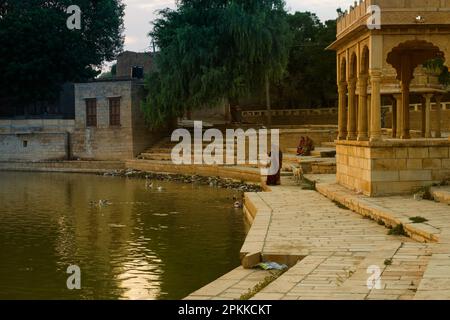 Jaisalmer, Rajasthan, Indien - 13.10.2019 : Chhatris und Schreine der hinduistischen Götter und Göttinnen am Gadisar-See. Indoislamische Architektur, schöne Aussicht. Stockfoto