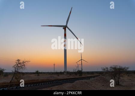 Thar Desert, Rajasthan, Indien - 15.10.2019 : Licht vor Sonnenaufgang am Wüstenhimmel mit elektrischer Energie, die Windmühlen erzeugt, die Alterationskraft erzeugen. Stockfoto