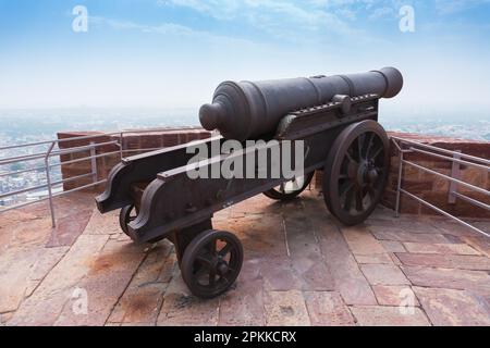 Jodhpur, Rajasthan, Indien - 17.10.2019 : berühmte Kilkila-Kanonen auf dem Gipfel der Festung Mehrangarh mit Blick auf die Stadt Jodhpur zum Schutz der Stadt. Stockfoto