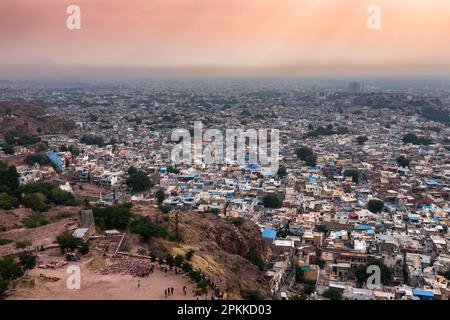 Wunderschöner Blick von oben auf die Stadt Jodhpur von der Festung Mehrangarh, Rajasthan, Indien. Jodhpur wird Blaue Stadt genannt, seit Hindu Brahmis dort Lord Shiva verehren. Stockfoto