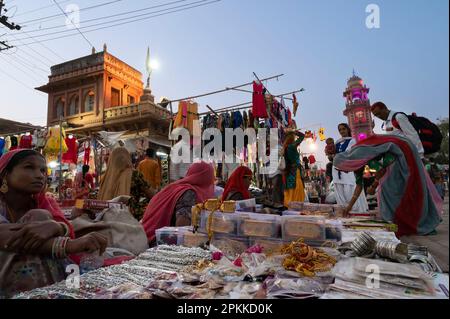 Jodhpur, Rajasthan, Indien - 19.10.2019 : Rajasthani-Frauen kaufen Armreifen und Schmuck auf dem berühmten Sardar-Markt und dem Ghanta-Ghar-Uhrenturm. Stockfoto