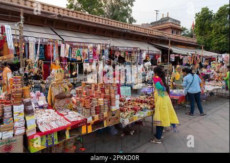 Jodhpur, Rajasthan, Indien - 20.10.2019 : schöne Rajasthani Bangles, die am berühmten Sardar Markt und Ghanta ghar Uhrenturm verkauft werden. Stockfoto