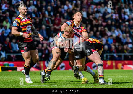 Oliver Holmes von Leigh Leopards wird am Samstag, den 8. April 2023, im Leigh Sport Stadium in Leigh, Leigh, beim Spiel der Betfred Super League zwischen Leigh Leopards und Salford Red Devils angegriffen. (Foto: Ian Charles | MI News) Guthaben: MI News & Sport /Alamy Live News Stockfoto