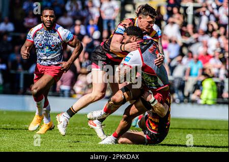 Ricky Leutele von Leigh Leopards wird am Samstag, den 8. April 2023, im Leigh Sport Stadium in Leigh beim Betfred Super League-Spiel zwischen Leigh Leopards und Salford Red Devils angegriffen. (Foto: Ian Charles | MI News) Guthaben: MI News & Sport /Alamy Live News Stockfoto