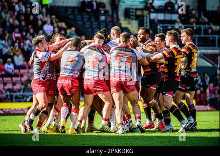 Die Gemüter erstrahlen nach dem High Tackle während des Spiels der Betfred Super League zwischen Leigh Leopards und Salford Red Devils im Leigh Sport Stadium, Leigh, am Samstag, den 8. April 2023. (Foto: Ian Charles | MI News) Guthaben: MI News & Sport /Alamy Live News Stockfoto