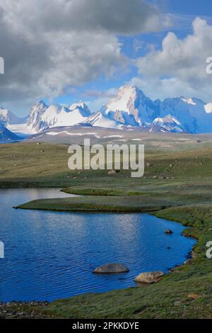 Alpensee, Kakshaal auch im Tian Shan Gebirge nahe der chinesischen Grenze, Naryn Region, Kirgisistan, Zentralasien, Asien Stockfoto