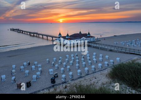 Pier und Liegestühle am Strand von Ahlbeck, Usedom, Ostsee, Mecklenburg-Vorpommern, Deutschland, Europa Stockfoto