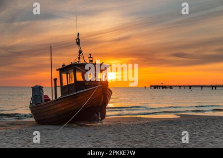 Fischerboot am Strand von Ahlbeck, Usedom, Ostsee, Mecklenburg-Vorpommern, Deutschland, Europa Stockfoto