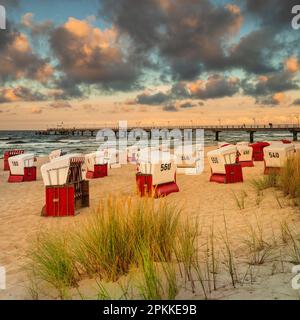 Liegestühle und Pier am Strand von Bansin, Usedom, Ostsee, Mecklenburg-Vorpommern, Deutschland, Europa Stockfoto