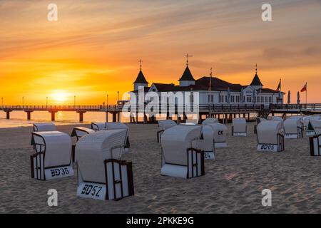 Pier und Liegestühle am Strand von Ahlbeck, Usedom, Ostsee, Mecklenburg-Vorpommern, Deutschland, Europa Stockfoto