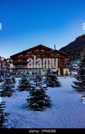 Schöner sonniger Tag in den Schweizer Alpen, mit Blick auf die Berge vor dem Hintergrund eines absolut klaren blauen Himmels, Wengen, Schweiz Stockfoto