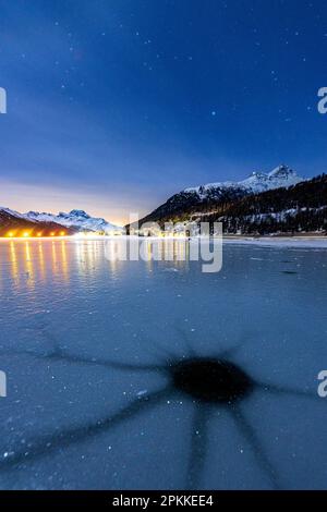 Eisrisse auf der gefrorenen Oberfläche des Champfersees im Winter, Silvaplana, Engadine, Kanton Graubunden, Schweiz, Europa Stockfoto