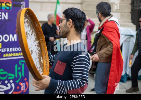 London, Großbritannien. 8. April 2023. Die iranische Diaspora, die sich außerhalb des Außenministeriums versammelt hat, um Vahid Beheshti an seinem 45. Tag des Hungerstreiks gegen das IRGC zu unterstützen. Kredit: Sinai Noor/Alamy Live News Stockfoto