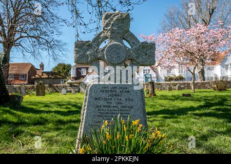 Winchelsea, April 3. 2023: Spike Milligans Grab in der St. Thomas the Martyr Church Stockfoto