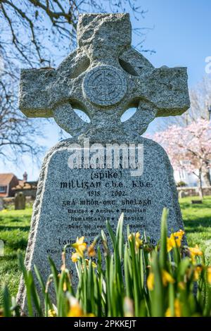 Winchelsea, April 3. 2023: Spike Milligans Grab in der St. Thomas the Martyr Church Stockfoto