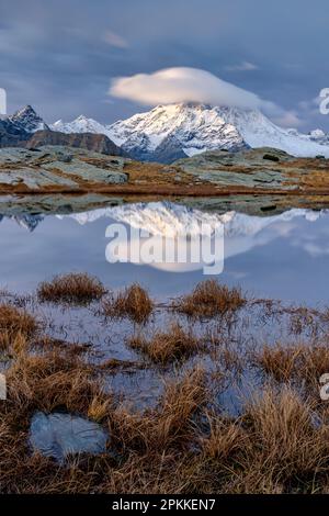 Verschneite Gipfel im Herbst in einem Teich, Alpe Fora, Valmalenco, Valtellina, Provinz Sondrio, Lombardei, Italien, Europa Stockfoto