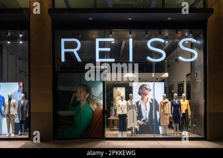 Ein allgemeiner Überblick über ein Reiss-Geschäft in Cardiff, Wales, Großbritannien. Stockfoto