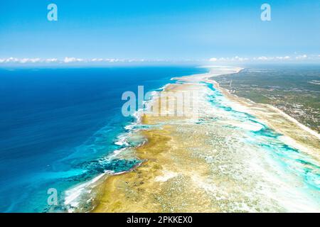 Wellen schlagen auf Sandbänken in der Nähe einer idyllischen blauen Lagune, Luftaufnahme, Pingwe, Michamvi, Sansibar, Tansania, Ostafrika, Afrika Stockfoto