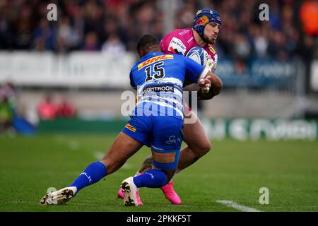 Jack Nowell (rechts) der Exeter Chiefs wird während des Heineken Champions Cup, Viertelfinalspiels im Sandy Park, Exeter, von Stormers Damian Willemse angegriffen. Foto: Samstag, 8. April 2023. Stockfoto