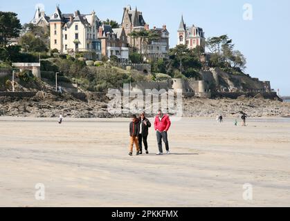 Urlauber genießen die Sonne im Plage de l'Ecluse, Dinard, Bretagne, Nordwestfrankreich, Europa Stockfoto