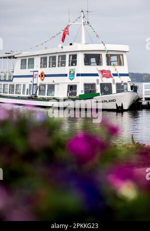 Bad Zwischenahn, Deutschland. 08. April 2023. Das Ausflugsboot 'Ammerland' liegt bei sonnigem Wetter an einem Steg nach einer Rundfahrt über das Zwischenahner Meer. Kredit: Hauke-Christian Dittrich/dpa/Alamy Live News Stockfoto