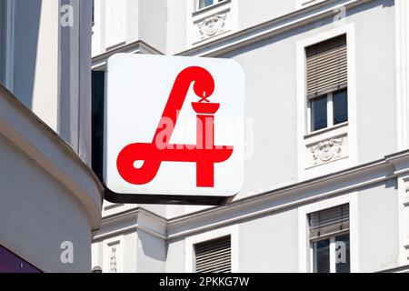 Osterreichische Apotheke mit dem im Land verwendeten traditionellen Apothekenschild. Stockfoto