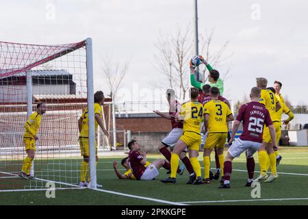 Ochilview Park, Stenhousemuir, Schottland, Vereinigtes Königreich, 8. April 2023, Stenhousemuir FC gegen Bonnyrigg Rose FC, SPFL League 2. Kredit: Raymond Davies / Alamy Live News Stockfoto