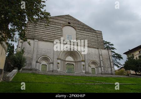 Blick auf die Fassade der Kirche Saint Fortunato im historischen Zentrum von Todi, Italien Stockfoto