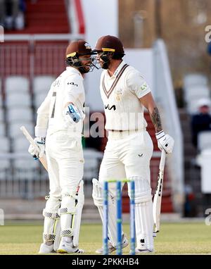 8. April 2023; Emirates Old Trafford, Manchester, England: Division 1 County Championship Cricket, Lancashire gegen Surrey Day 3; Ben Foakes of Surrey wird vom Schlagpartner Jordan Clark beglückwünscht, als er sein Jahrhundert erreicht und seine Seite in eine Führungsposition bringt, die am letzten Tag beginnt Stockfoto