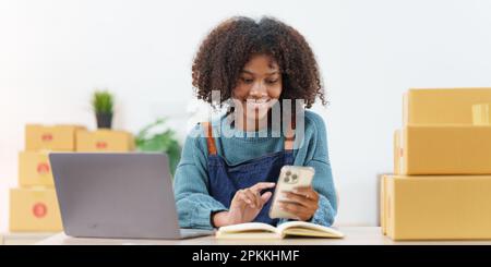 Beautiful American African Woman schließt KYC mit einem Online-Banking-Programm ab, um ein digitales Sparkonto zu eröffnen. Die Definition von Cyber Stockfoto