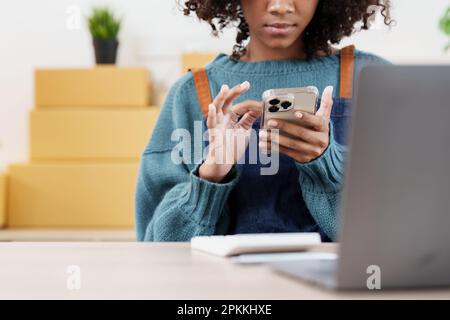 Beautiful American African Woman schließt KYC mit einem Online-Banking-Programm ab, um ein digitales Sparkonto zu eröffnen. Die Definition von Cyber Stockfoto