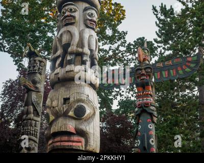 First Nations Totempfähle, Thunderbird Park, Vancouver Island, neben dem Royal British Columbia Museum, Victoria, British Columbia, Kanada Stockfoto