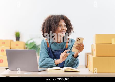 Beautiful American African Woman schließt KYC mit einem Online-Banking-Programm ab, um ein digitales Sparkonto zu eröffnen. Die Definition von Cyber Stockfoto