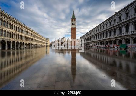 Reflektierter Blick auf St. Markusplatz und Campanile, San Marco, Venedig, UNESCO-Weltkulturerbe, Veneto, Italien, Europa Stockfoto