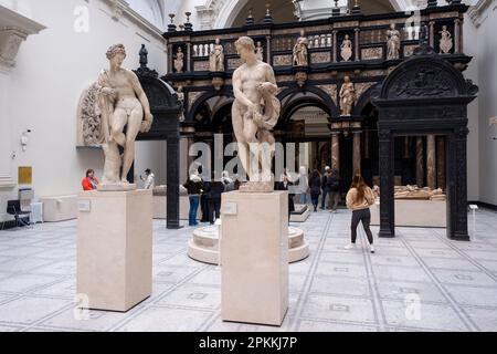 Mittelalterliche und Renaissance-Galerien 1350-1600 im V&A aka Victoria and Albert Museum am 7. März 2023 in London, Großbritannien. Das Victoria and Albert Museum ist bekannt als das weltweit größte Museum für angewandte Kunst, dekorative Kunst und Design, mit Sammlungen, die in ihrem Umfang und ihrer Vielfalt unübertroffen sind. Über 3000 Jahre lang beherbergt die Sammlung Artefakte aus vielen der reichsten Kulturen der Welt, darunter Keramik, Möbel, Mode, Glas, Schmuck, Metallarbeiten, Fotografien, Skulpturen, Textilien und Gemälde. Stockfoto