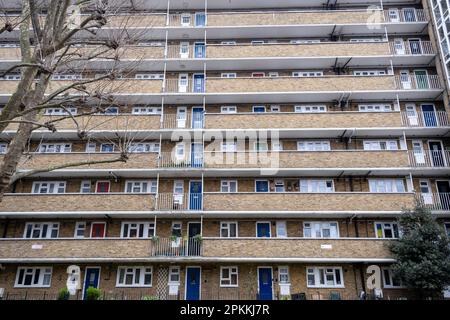 City of London Wohnblock Collinson Court am 29. März 2023 in London, Großbritannien. Southbank Estates umfasst sieben separate Wohnblöcke im Londoner Stadtteil Southwark einschließlich Collinson Court, diese Häuser wurden zwischen 1930 und 1958 gebaut. Stockfoto