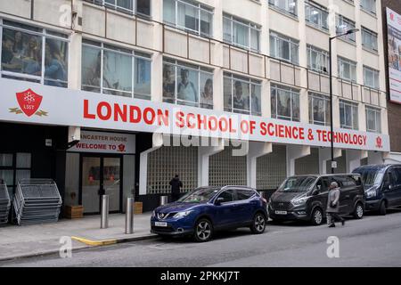 London School of Science & Technology Campus am Elephant and Castle am 29. März 2023 in London, Großbritannien. Die London School of Science and Technology wurde 2003 gegründet und ist ein Hochschulanbieter, der sich auf Business-, Computing- und Management-Kurse spezialisiert hat. Stockfoto