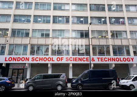 London School of Science & Technology Campus am Elephant and Castle am 29. März 2023 in London, Großbritannien. Die London School of Science and Technology wurde 2003 gegründet und ist ein Hochschulanbieter, der sich auf Business-, Computing- und Management-Kurse spezialisiert hat. Stockfoto