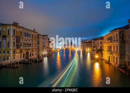 Blick von der Ponte dell'Accademia auf den Canale Grande und die Basilika Santa Maria della Salute, Venedig, UNESCO-Weltkulturerbe, Veneto, Italien Stockfoto