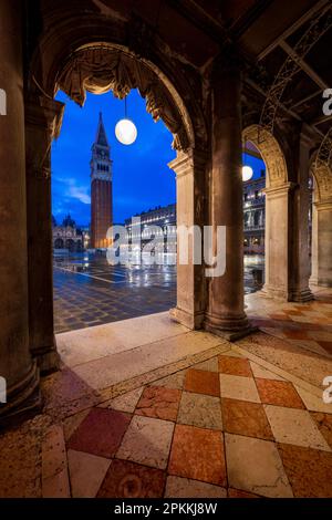 St. Markusplatz bei Nacht mit dem Glockenturm Campanile und der Basilika St. Mark, San Marco, Venedig, UNESCO-Weltkulturerbe, Veneto, Italien Stockfoto
