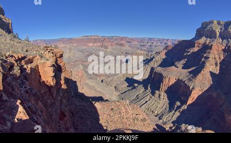 Blick auf den Hermit Canyon von der Ostseite des Yuma Point am Grand Canyon Arizona entlang des Boucher Trail mit Pima Point Stockfoto