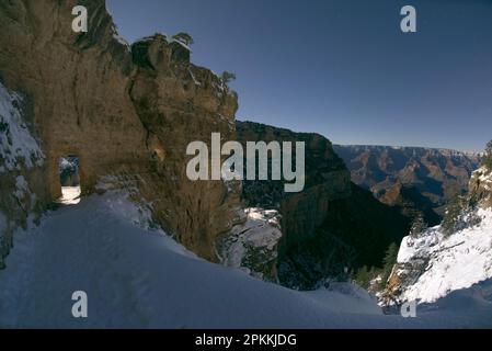 Der erste Tunnel entlang des Bright Angel Trail im Winter unter Mondschein am Südrand des Grand Canyon, Grand Canyon National Park, Arizona Stockfoto