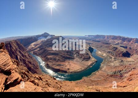 Die Biegung des Colorado River bei Lee's Ferry in der Glen Canyon Recreation Area vom Plateau am Ende des Spencer Trail am Marble Canyon aus gesehen Stockfoto