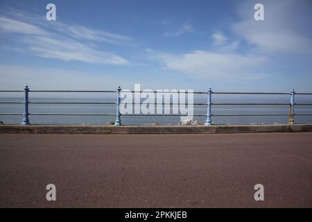 Heysham Lancashire, Vereinigtes Königreich. 8. April 2023. Sunshine and Blue Skies Heysham Promenade Credit: PN News/Alamy Live News Stockfoto