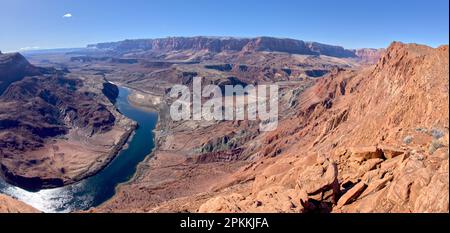 Die Vermilion Cliffs neben der Glen Canyon Recreation Area vom Plateau am Ende des Spencer Trail in Marble Canyon aus gesehen Stockfoto