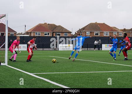 Beckenham Town Forward Steven Townsend schießt 0-1, während des Spiels Ramsgate gegen Beckenham Town Isthmian South-East Division im WW Martin Community Stadium, Southwood, Ramsgate, Großbritannien, am 8. April 2023 Stockfoto