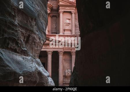 Die Schatzkammer von Petra (El Khazzona) ist teilweise versteckt und offenbart sich am Ende des Siq Canyon, Petra, UNESCO-Weltkulturerbe, Jordanien, Naher Osten Stockfoto