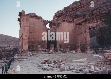 Qasr al-Bint Tempel in der antiken nabateanischen Stadt, Petra, UNESCO-Weltkulturerbe, Jordanien, Naher Osten Stockfoto